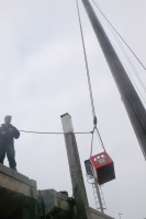 Het bier wordt met de kluiverval aan boord gehesen.