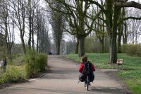 Aalke Lida fietst voor mij uit over de stadswallen van Emden.