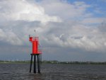 In de Elbe bij Glueckstadt staat een groot baken. Het lijkt wel een rood blikje op een driepoot.