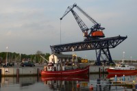 Monumentale havenkraan in de haven van Rostock