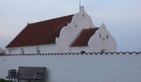 Het kerkje van Mando tegen zonsondergang.