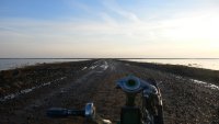 De weg naar Mando, net drooggevallen. Op de voorgrond het crankstel van mijn Hurri