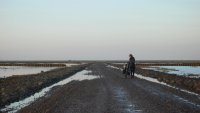 Aalke Lida moet hele stukken lopen over het spekgladde grind van de Mandoweg.