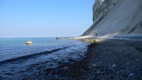 De krijtrotsen van Møn, gezien vanaf het strand. In de verte loopt Aalke Lida