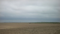 Het strand van Spiekeroog ter hoogte van de duindoorbraak. Op de achtergrond is Wangerooge zichtbaar.