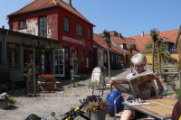 We pauzeren op een gezellig terrasje in Stege.