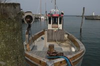 Visserman in de haven van Mommark