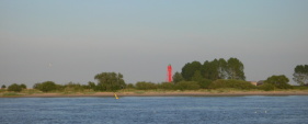 Een vuurtoren op de oever van de Weser.