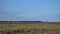 De kwelder van Wangerooge strekt zich uit tussen het dorp en de haven.