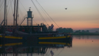De zon is net ondergegaan in de haven van Zoutkamp.